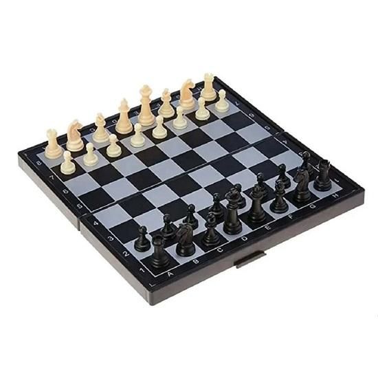 Tabuleiro de xadrez de madeira com peças de metal. xeque-mate.
